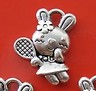 Pendentifs / breloques lapine tennis
