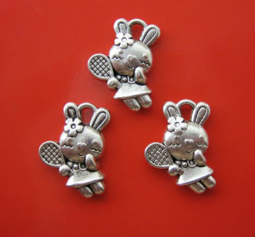 Pendentifs / breloques lapine tennis