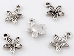Pendentif / breloque fleur métal
