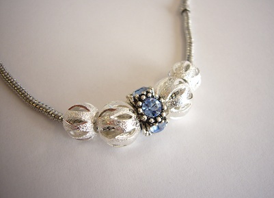 Collier fantaisie argenté & strass bleu